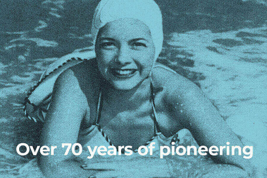 Bannière 70 ans de la marque o.b.® avec une femme qui nage